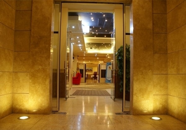 ورودی هتل هتل دانشور مشهد